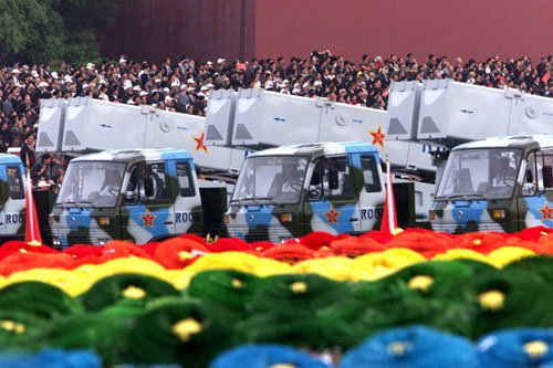 鹰击-83反舰飞弹在1999年中国50周年国庆阅兵式上实体亮相 鹰击-83反舰飞弹在1999年中国50周年国庆阅兵式上实体亮相