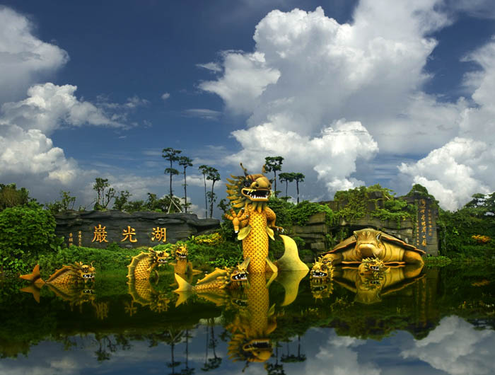 “湖光岩”风景区的大型《龙鱼神龟》雕塑 “湖光岩”风景区的大型《龙鱼神龟》雕塑