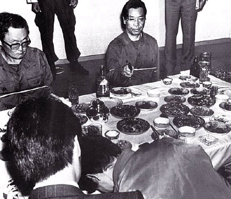金桂元(左)和金载圭被押到现场还原刺杀过程 金桂元(左)和金载圭被押到现场还原刺杀过程