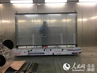 图为冰屏被放在高低温环境舱中进行低温测试。 图为冰屏被放在高低温环境舱中进行低温测试。