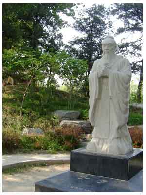 嘉祥为清华大学雕刻的孔子像 嘉祥为清华大学雕刻的孔子像