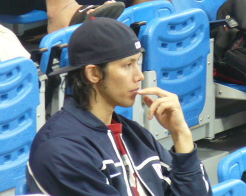 韩国混血前锋李胜俊观战日朝男篮比赛 韩国混血前锋李胜俊观战日朝男篮比赛