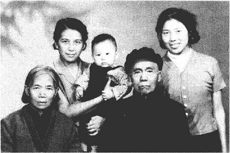 宋文骢父母亲与大妹二妹合影(1965年) 宋文骢父母亲与大妹二妹合影(1965年)