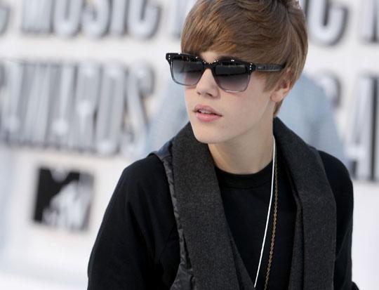 kiss and tell(justin bieber演唱歌曲)