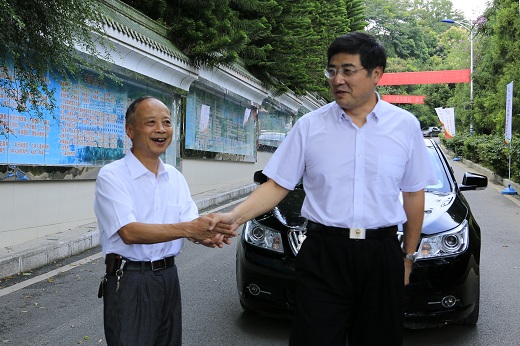 州委书记张政来到兴义八中 州委书记张政来到兴义八中