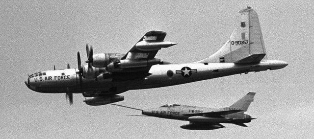 KB-50 正在为 F-100 空中加油 KB-50 正在为 F-100 空中加油