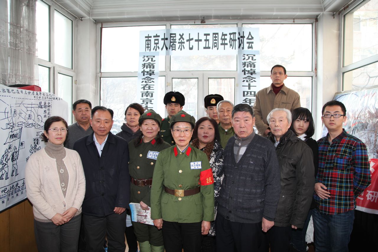 学会代表参加在李敏奶奶家举办的座谈会 学会代表参加在李敏奶奶家举办的座谈会