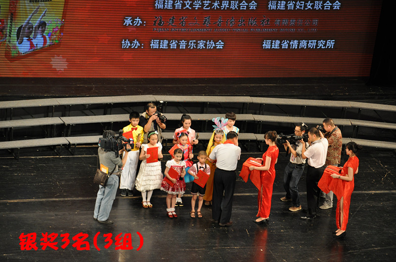 获第二届亲亲红领巾少儿歌手大奖银奖 获第二届亲亲红领巾少儿歌手大奖银奖