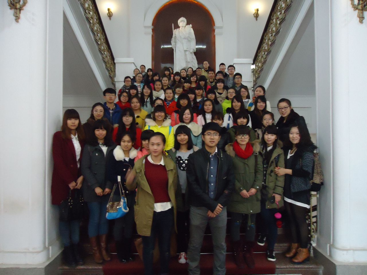 辅导员张博老师带领会员参观东北烈士纪念馆 辅导员张博老师带领会员参观东北烈士纪念馆