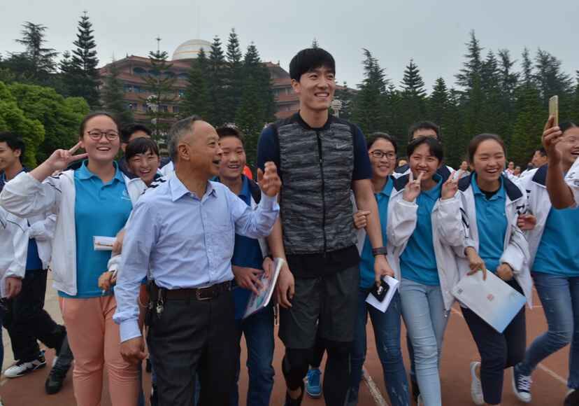 刘翔到兴义八中考察 刘翔到兴义八中考察