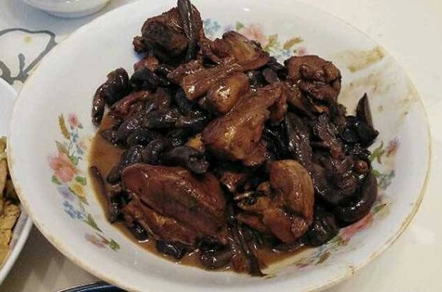 红蘑炖排骨