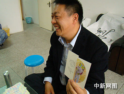 格桑泽仁介绍“心理扑克”。 格桑泽仁介绍“心理扑克”。