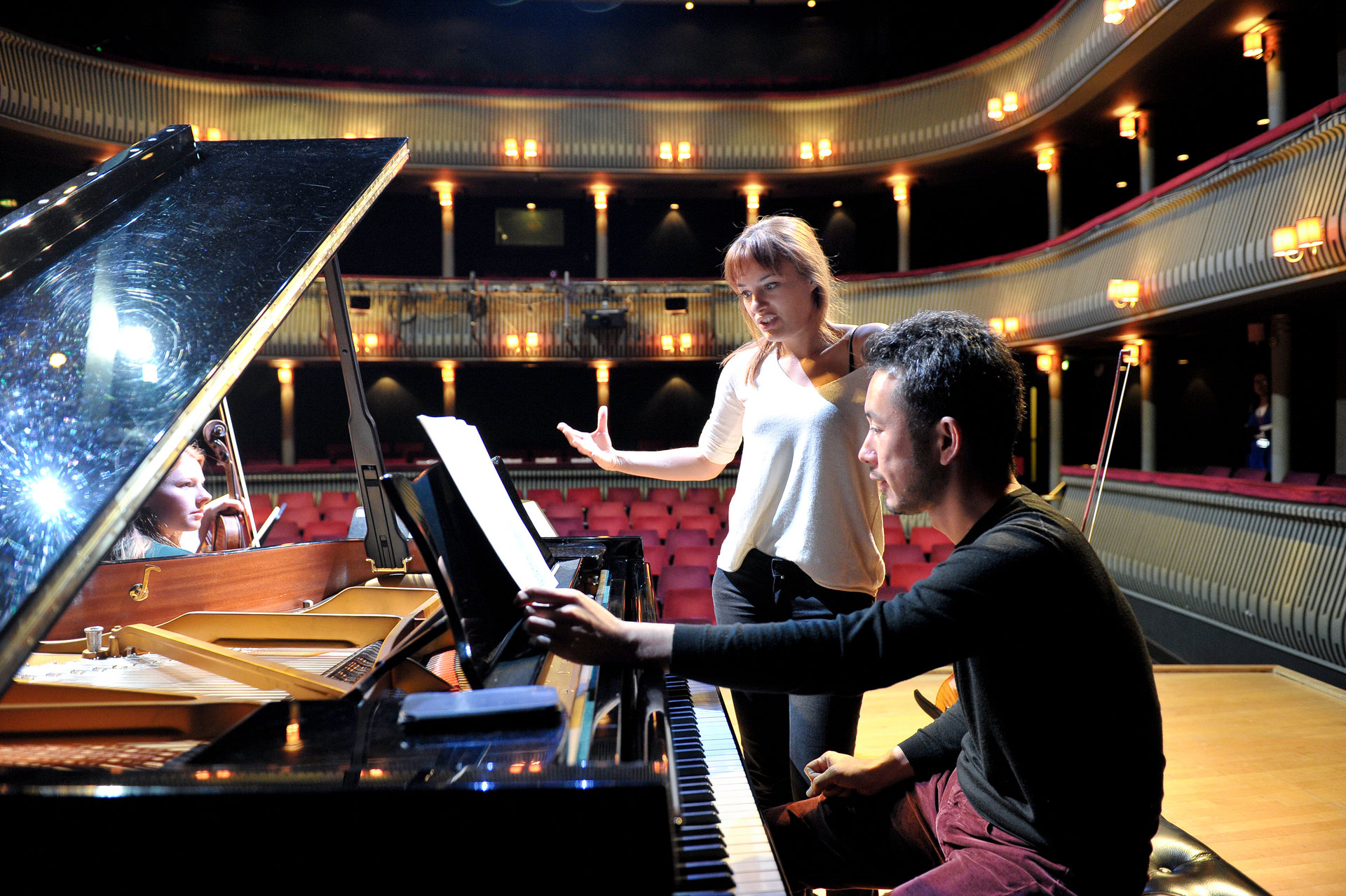 Nicola Benedetti在Britten Theatre教学中 Nicola Benedetti在Britten Theatre教学中