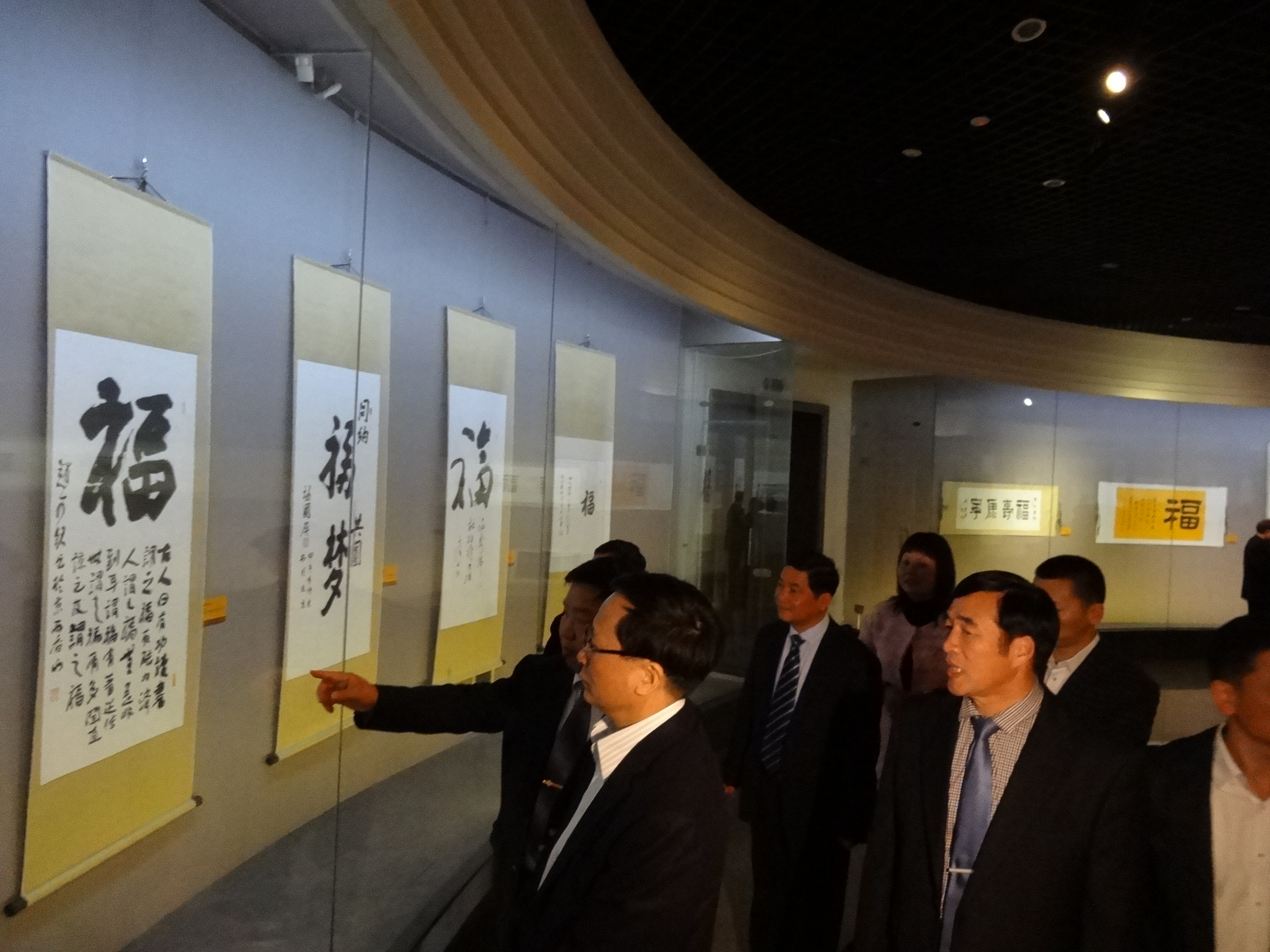 领导参观百将百福展 领导参观百将百福展