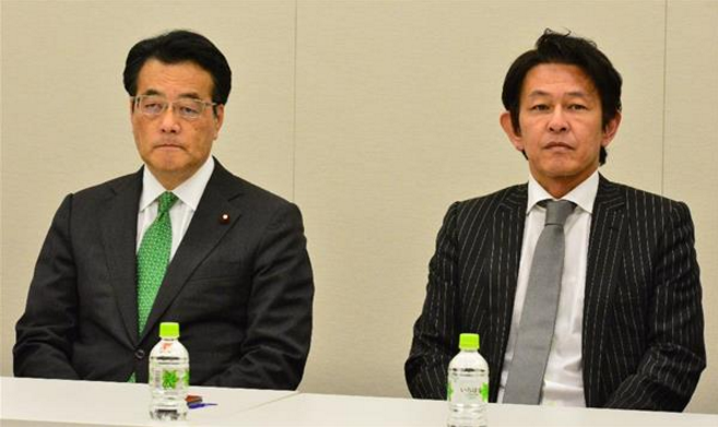 民主党代表冈田克也与维新党代表松野赖久 民主党代表冈田克也与维新党代表松野赖久