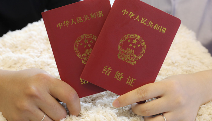 拍结婚证件照穿什么