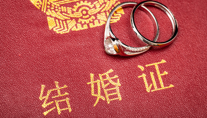 拍结婚证件照穿什么