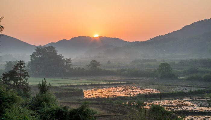夏季太阳日出日落方向 太阳夏天和冬天分别从什么方向升起和落下