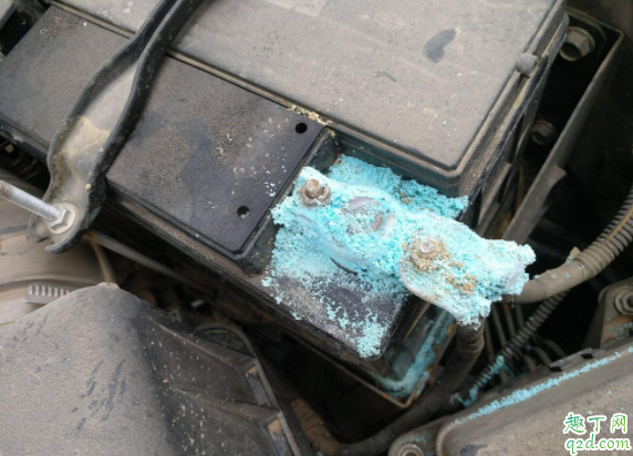 汽车电瓶氧化怎么处理 汽车电瓶氧化可以用开水浇吗1