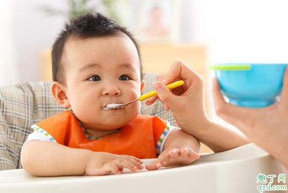 纯母乳宝宝四个月加辅食还是六个月加辅食好 纯母乳宝宝几个月添加辅食3