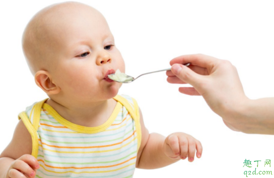 纯母乳宝宝四个月加辅食还是六个月加辅食好 纯母乳宝宝几个月添加辅食1
