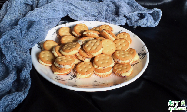 做纽扣牛轧夹心饼干要用哪些材料 做纽扣牛轧夹心饼干有什么技巧1
