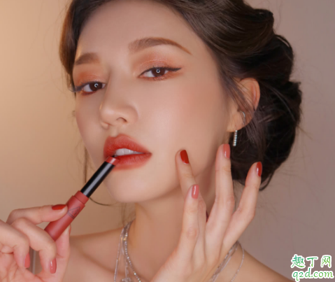3ce烟管口红FLUFFY RED什么颜色 3ce红丝绒FLUFFY RED口红试色1