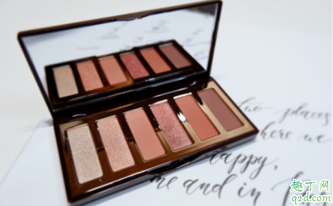 Charlotte Tilbury darling盘值得入手吗 CT6色眼影盘darling手臂试色2