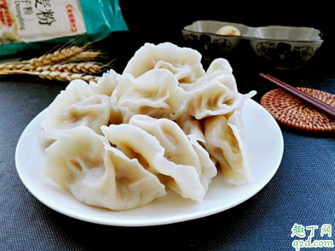 包饺子茄子是擦丝好还是切小丁好吃 茄子包饺子要去皮吗3