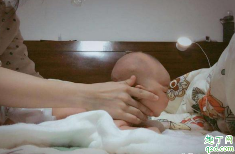 新生儿几个月头能竖起来 如何训练宝宝抬头 2