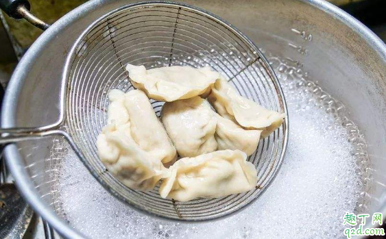 ​煮饺子煮到什么程度算熟 怎么判断煮饺子熟了1