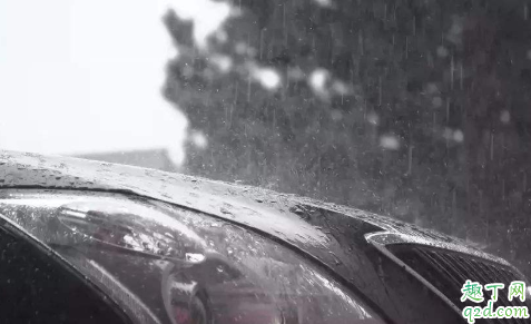 下雨车漆有一块变黑怎么回事 长时间下雨车漆有小黑点怎么去除2