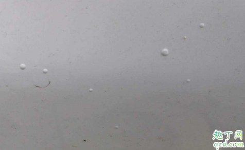 下雨车漆有一块变黑怎么回事 长时间下雨车漆有小黑点怎么去除4