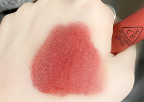 3ce哑光丝绒唇釉cheeky rose口红试色，嫩fufu的蜜桃色呀！4