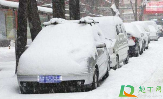 下雪天车上的雪要扫掉吗3