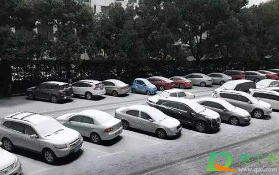 下雪天车上的雪要扫掉吗1