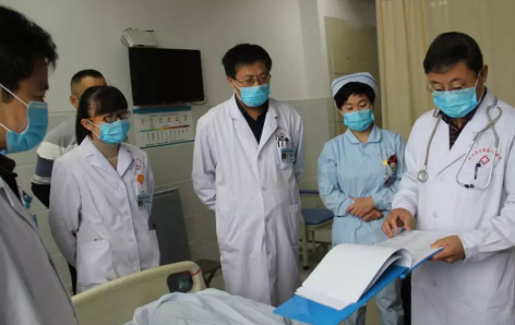 医院查房为什么是一帮医生来1