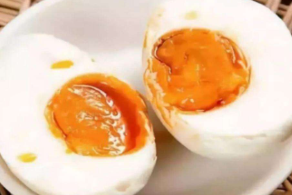 吃了一半的咸鸭蛋可以过夜吗1