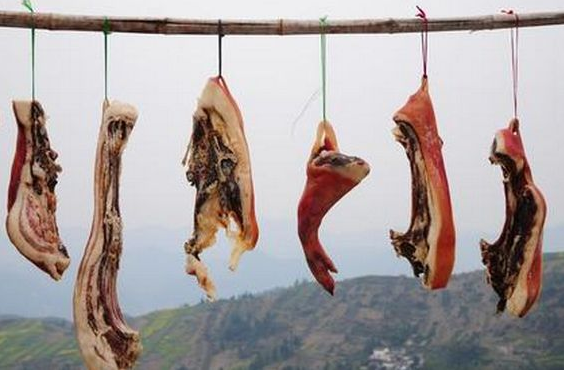 腌腊肉抹了盐是挂着腌吗1