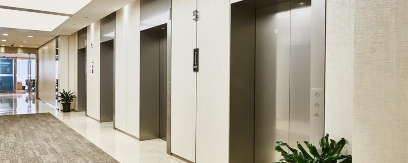 电梯紧急按钮在哪 电梯上的紧急按钮是哪个