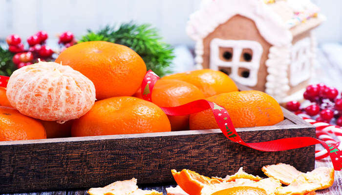 摄图网_304216279_盘子和桌上新鲜的橘（企业商用）.jpg